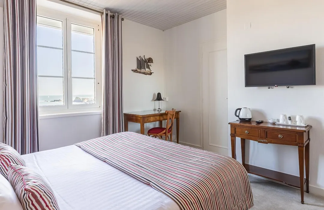 Hotel De La Pointe Du Grouin-1